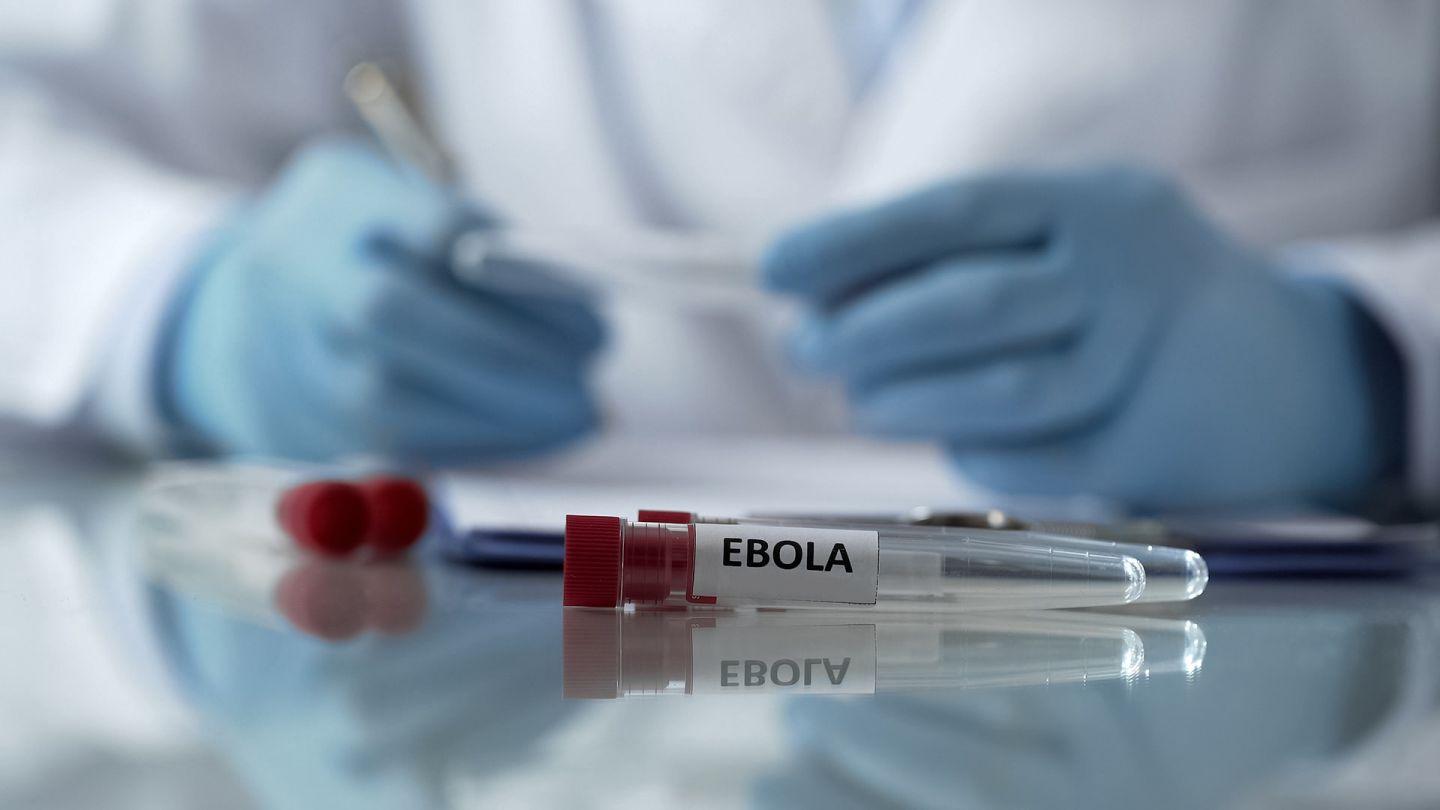 Ebolafieber: Auf einem Glastisch liegen mehrere Probenfläschchen aus Kunststoff. Sie sind mit einer roten Kappe verschlossen und mit einem Etikett gekennzeichnet. Auf dem Etikett steht: Ebola.