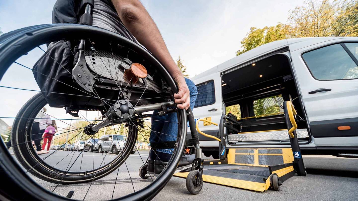 Spezieller Transportwagen für Rollstuhlfahrer