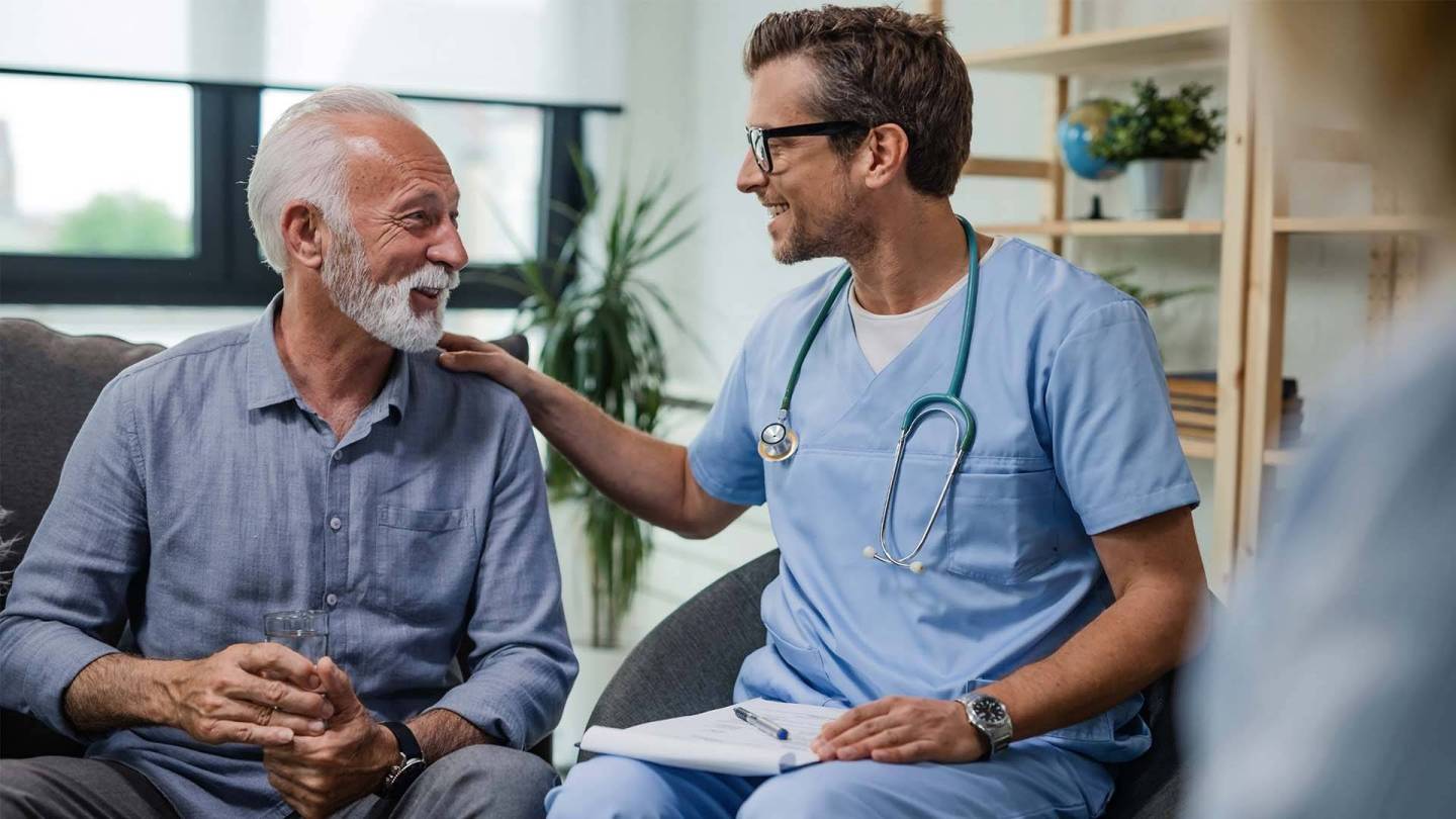 Medizinische Fachkraft mit älterem Patienten