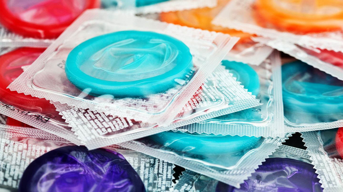 HIV: Viele bunte Kondome liegen aufeinander.
