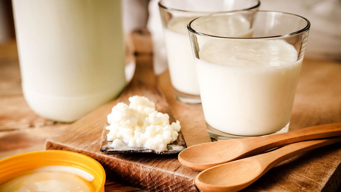 Laktose-Intoleranz: Ein Tisch, auf dem Milch-Gläser stehen und eine Schale mit Milchreis liegt.