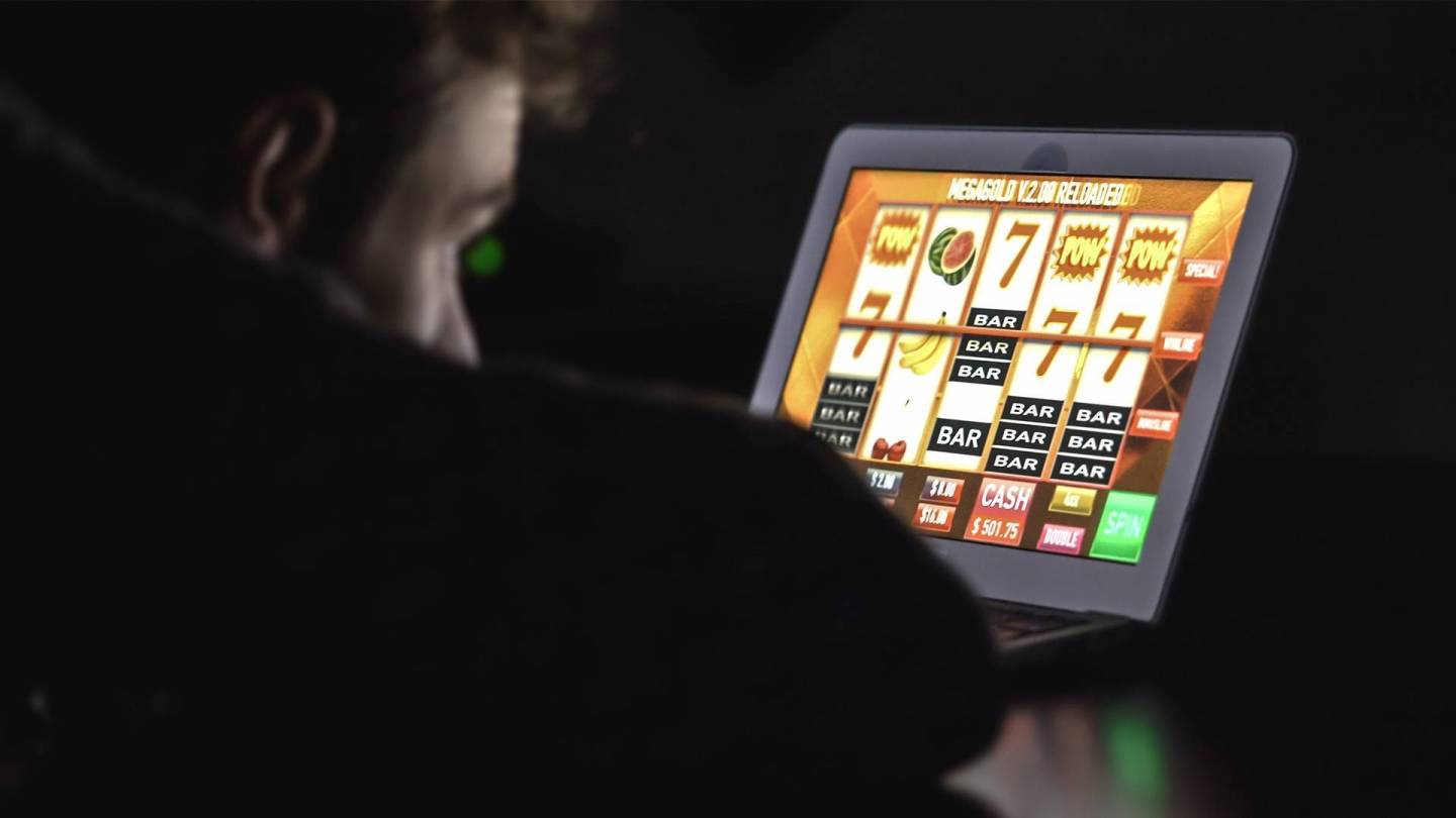 Ein Mann spielt Glücksspiel an einem Computer.