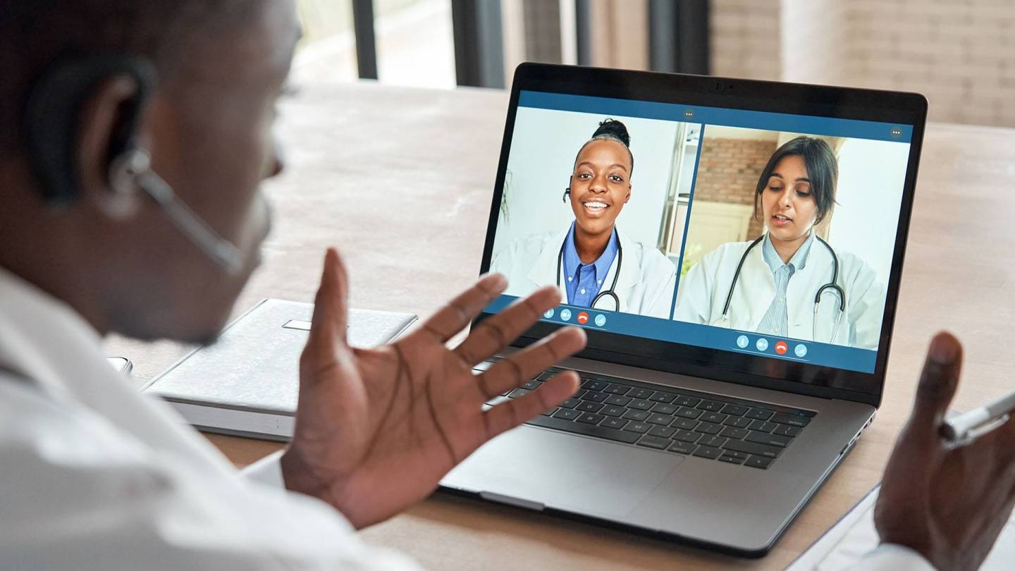 Ärztinnen und Arzt in einer Videokonferenz