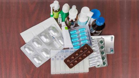 Sammlung verschiedener Medikamente: Tablettenblister, Sprays, Tropfen, Zäpfchen, Pflaster, Salben.