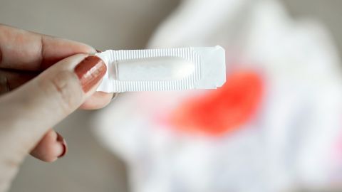 Bakterielle Vaginose: Die Hand einer Frau hält eine in Plastik verpackte Vaginaltablette.