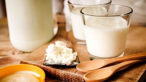 Непереносимость лактозы. На столе стоят стаканы с молоком и тарелка с молочной рисовой кашей.