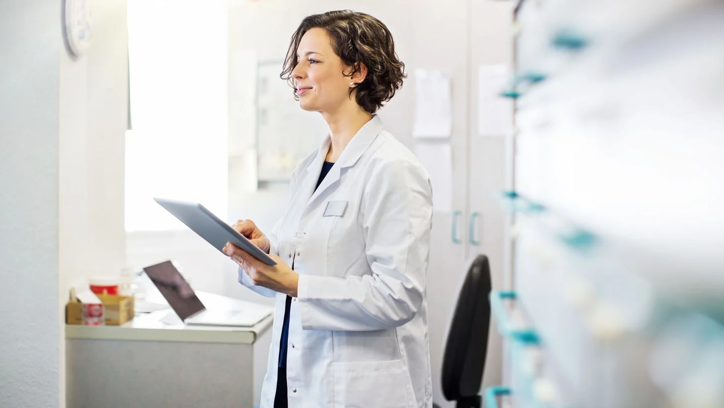 Eine Ärztin hält ein Tablet für das Telemonitoring in der Hand.