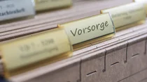 Vorsorge im Ernstfall: Nahaufnahme einer Aktenschublade mit einer Akte, die mit dem Wort Vorsorge beschriftet ist.